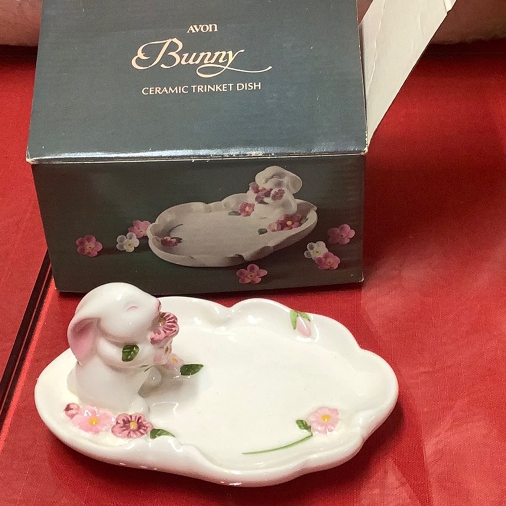 Avon vintage ceramic trinket dish. 1985 collectors item.  Very cute. Like new